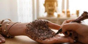 Mehendi's astrological significance in Hindu traditions - Divine Sansar