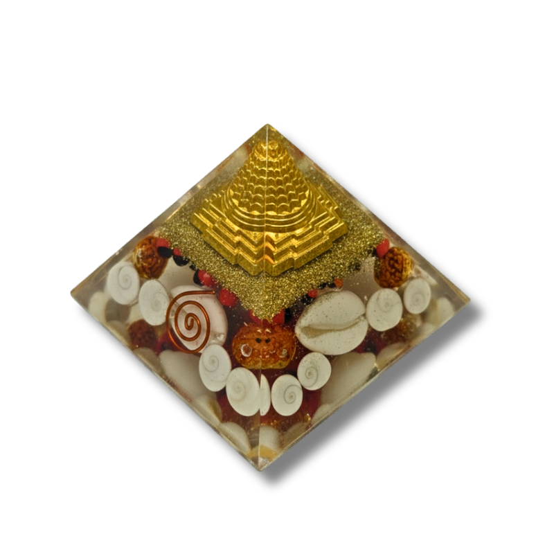 Divine Sansar UAE Orgonite Shree Yantra Prosperity Pyramid 7cm - front view with golden Shree Yantra 